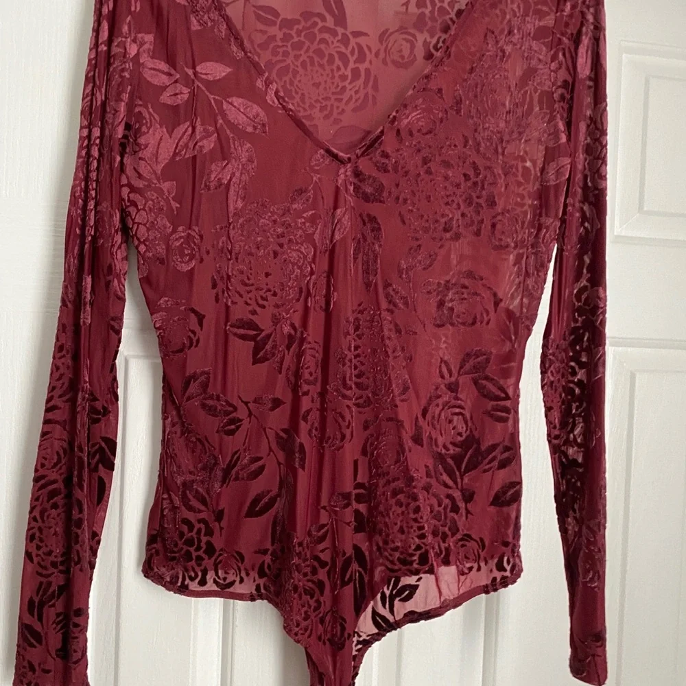 Lulu’s burgundy burnout velvet bodysuit - Picture 3 of 4